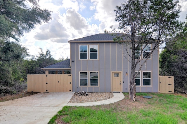 view of front of house featuring a front yard