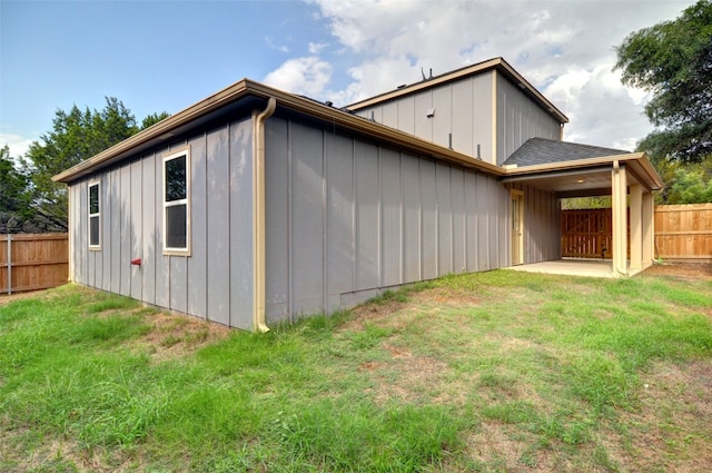 view of outdoor structure with a yard