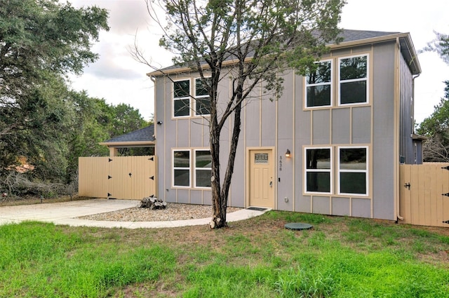 view of front of home with a front lawn