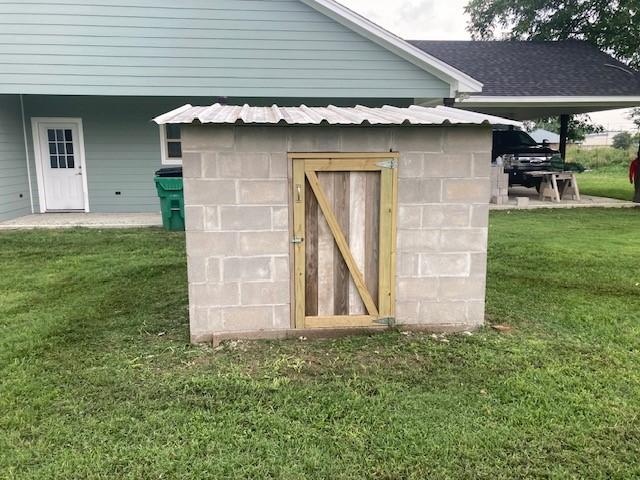 view of shed / structure with a lawn