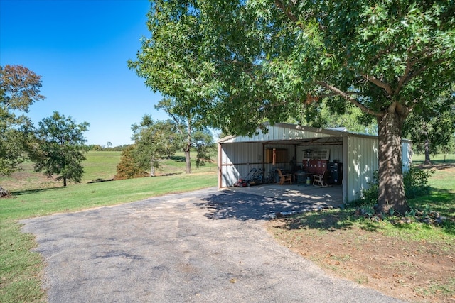 view of front of home with a front lawn, an outdoor structure, and a garage