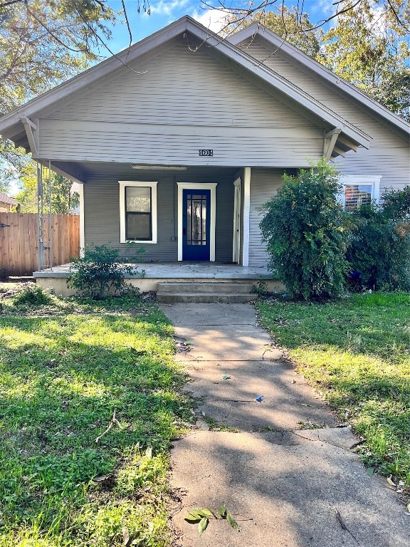 view of front of property featuring a porch and a front yard