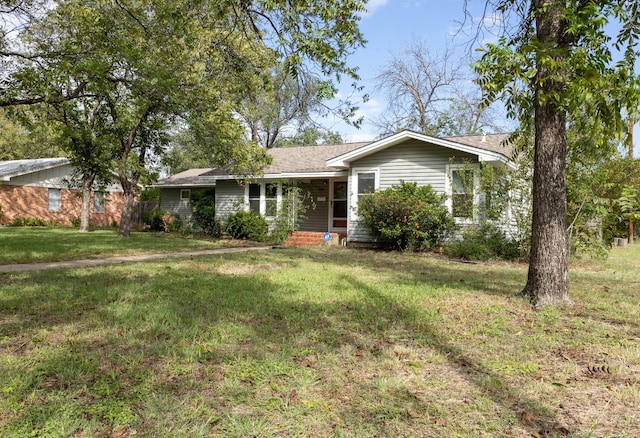 ranch-style home featuring a front lawn