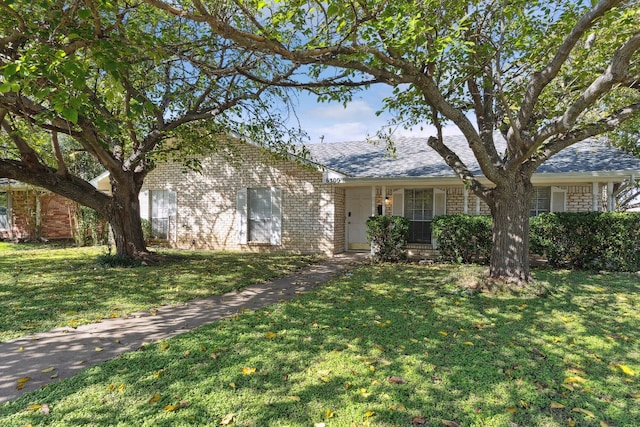 6300 Wheaton Dr, Fort Worth, TX 76133 - ranch-style home with a front yard