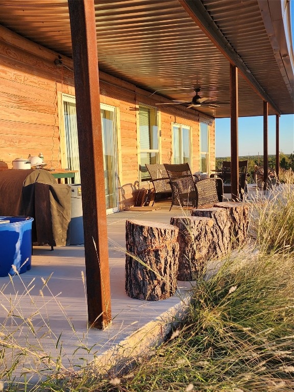 view of terrace with outdoor lounge area and ceiling fan