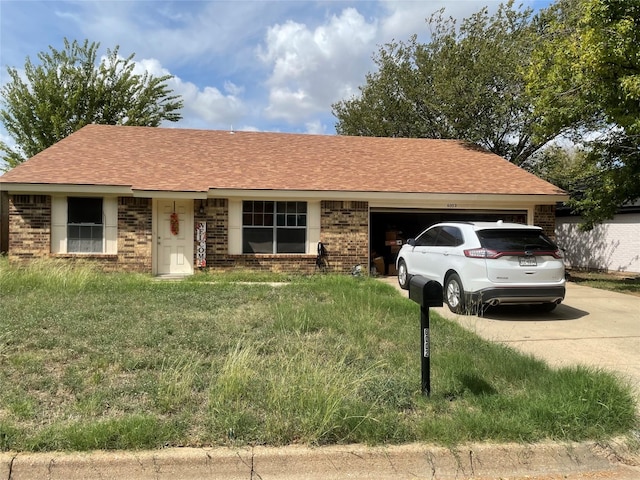 ranch-style home featuring a front lawn