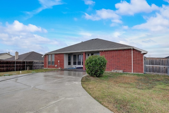 ranch-style home with a front yard