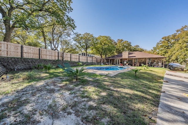 view of yard with a fenced in pool