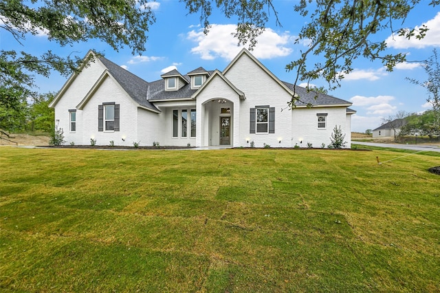 view of front facade featuring a front lawn