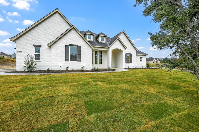 view of front of home featuring a front yard