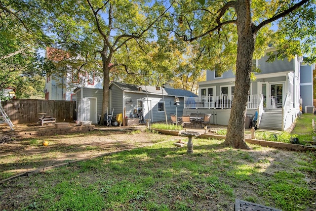 view of yard with a storage shed