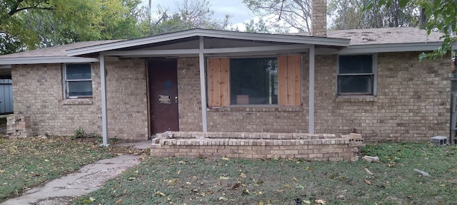 ranch-style house featuring a front yard