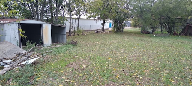 view of yard featuring a shed