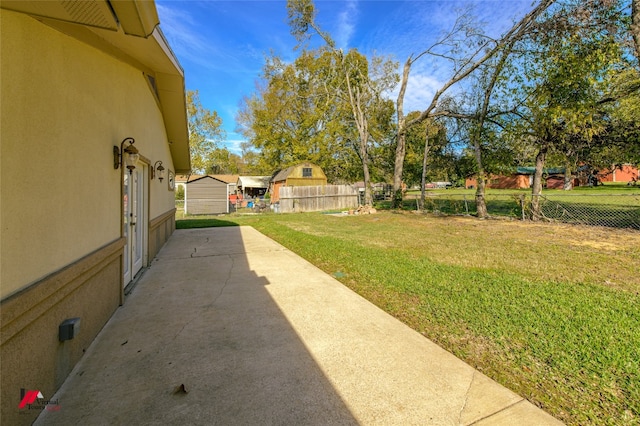 view of yard featuring a patio area