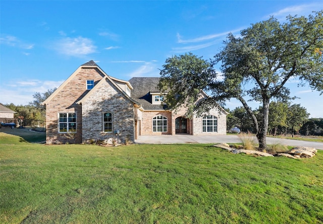 view of front of property featuring a front yard