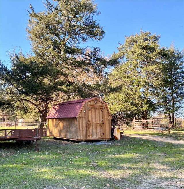 view of outdoor structure featuring a yard