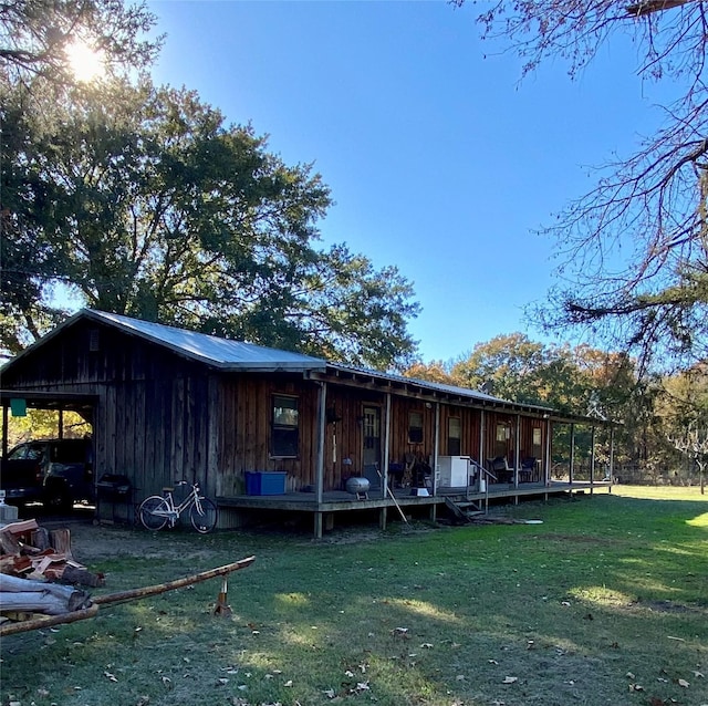 view of front of home featuring a front lawn and a carport