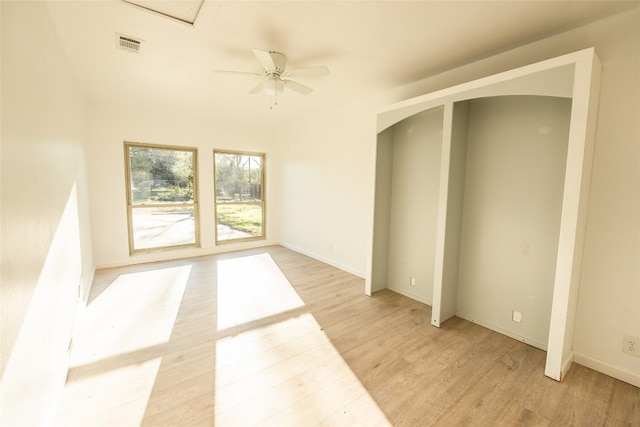 unfurnished room featuring light hardwood / wood-style flooring and ceiling fan