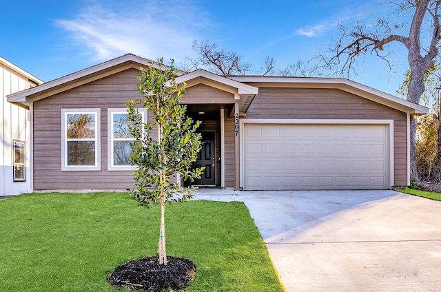 view of front of house featuring a garage and a front yard