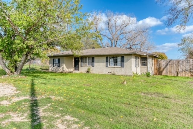 ranch-style home with a front yard