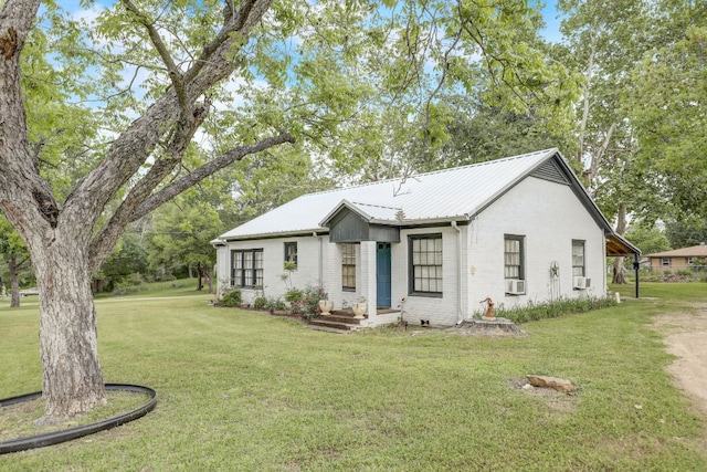 view of front of house with a front lawn