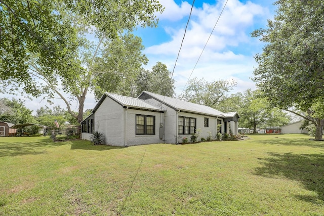 back of house featuring a lawn