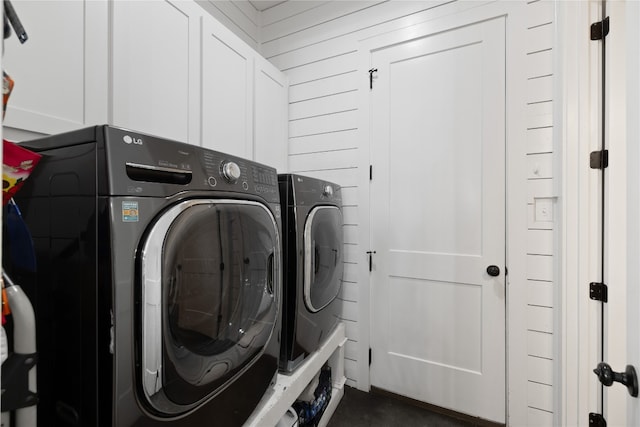 laundry room featuring cabinets and independent washer and dryer