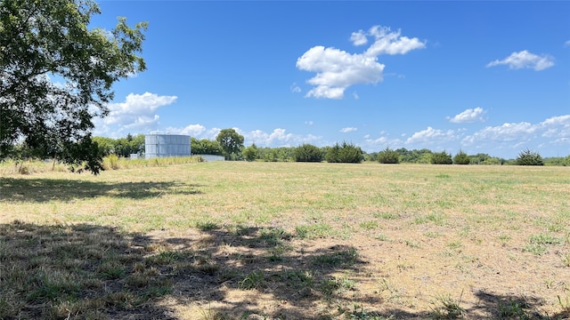 view of yard featuring a rural view