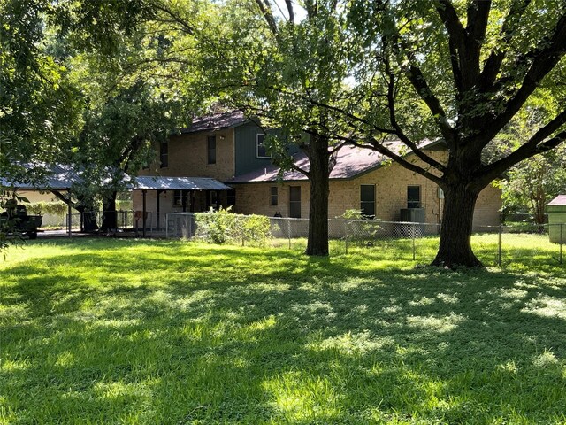 view of front of home featuring a front lawn