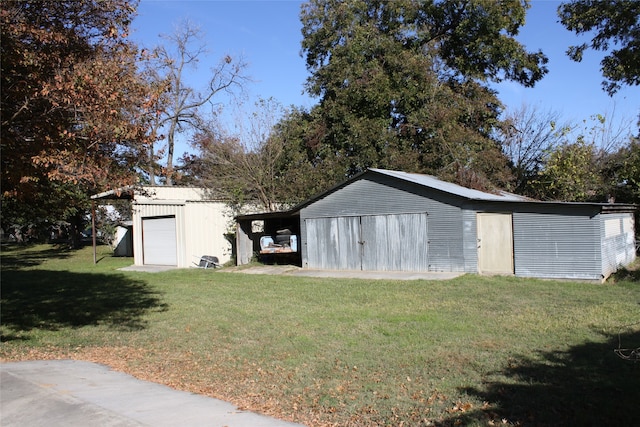 view of outdoor structure featuring a garage and a yard