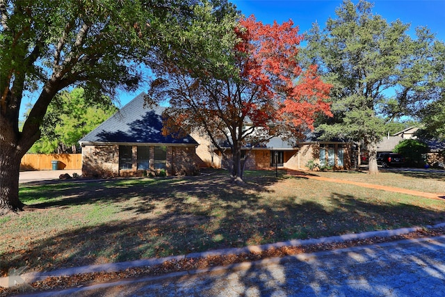 view of front of property featuring a front lawn