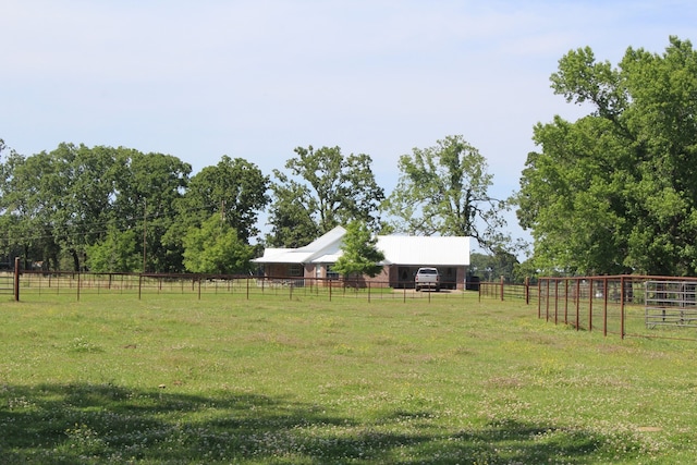 view of yard featuring a rural view