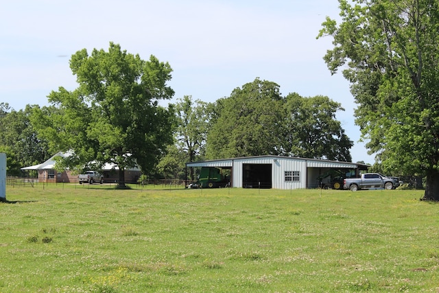 view of yard with an outbuilding