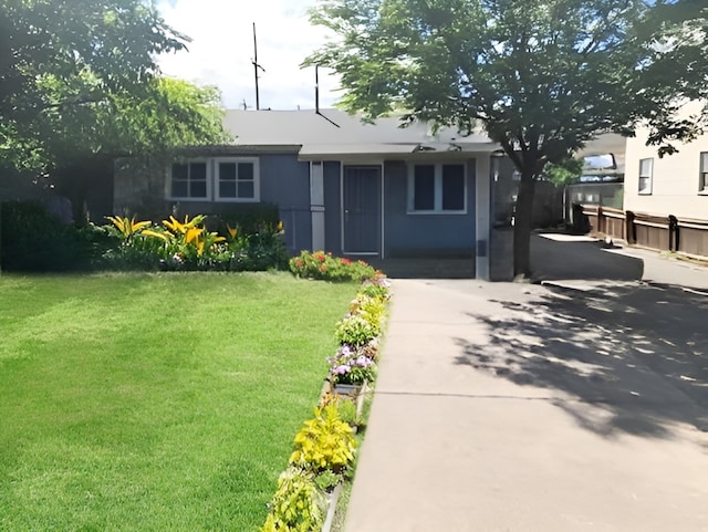 single story home featuring a front lawn