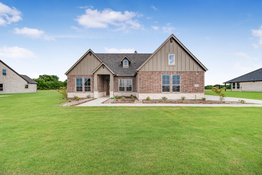 craftsman inspired home featuring a front yard