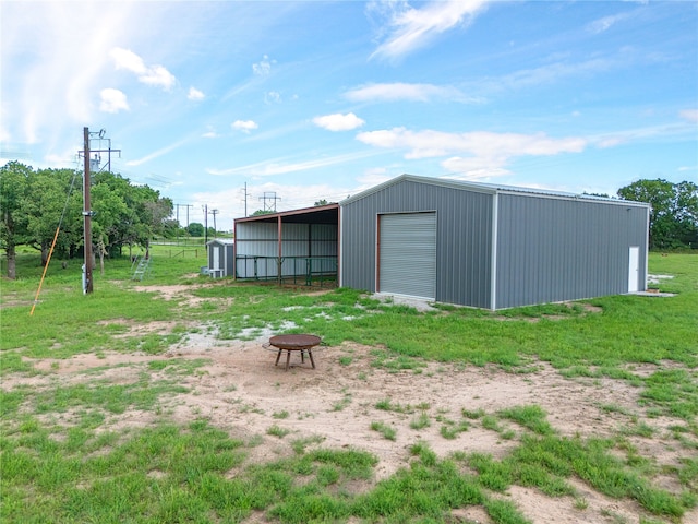 view of yard featuring an outdoor structure and a garage