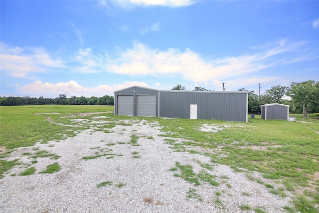 view of yard featuring an outdoor structure and a garage