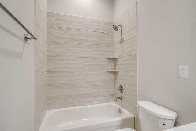 bathroom with toilet and tiled shower / bath