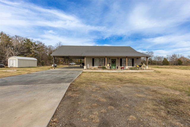 view of front of property with a front lawn, a porch, and a shed