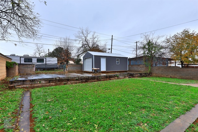 view of yard with an outdoor structure