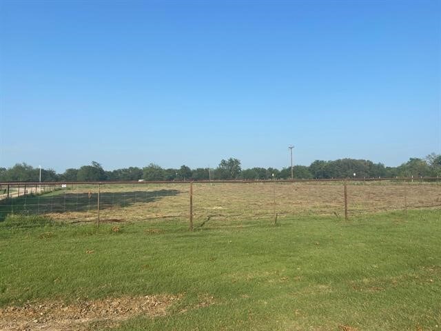 view of yard featuring a rural view