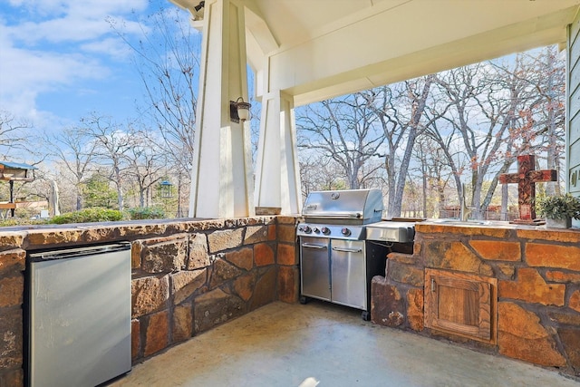 view of patio / terrace featuring an outdoor kitchen and area for grilling