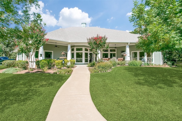 view of front of home featuring a front lawn and ceiling fan