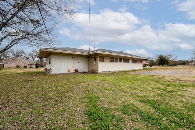 ranch-style home with a front lawn