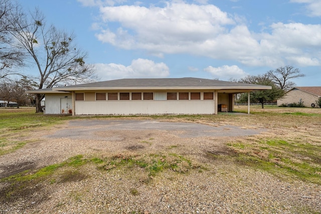 view of front of property featuring aphalt driveway