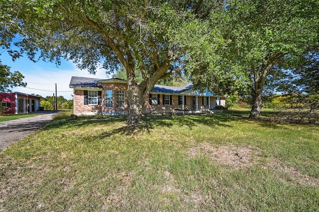 single story home with a front yard