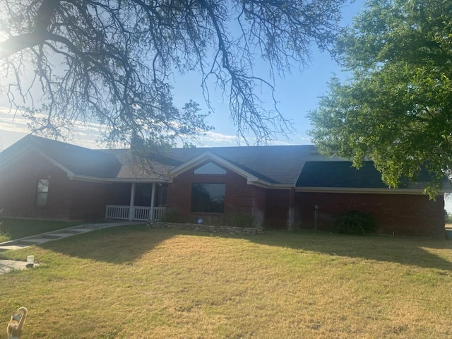 single story home featuring a front lawn