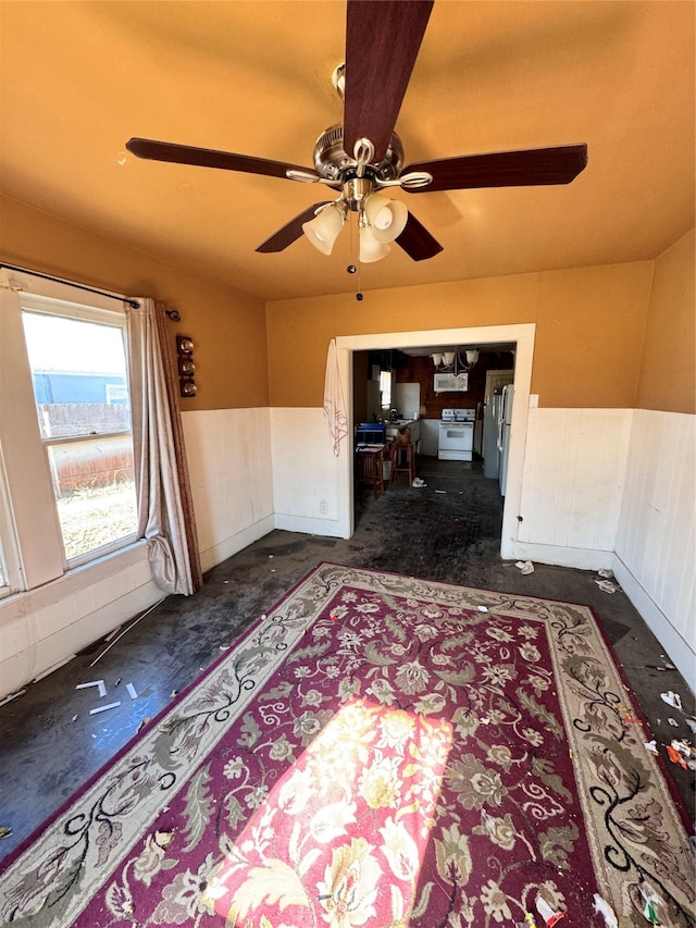 unfurnished bedroom with ceiling fan and a closet