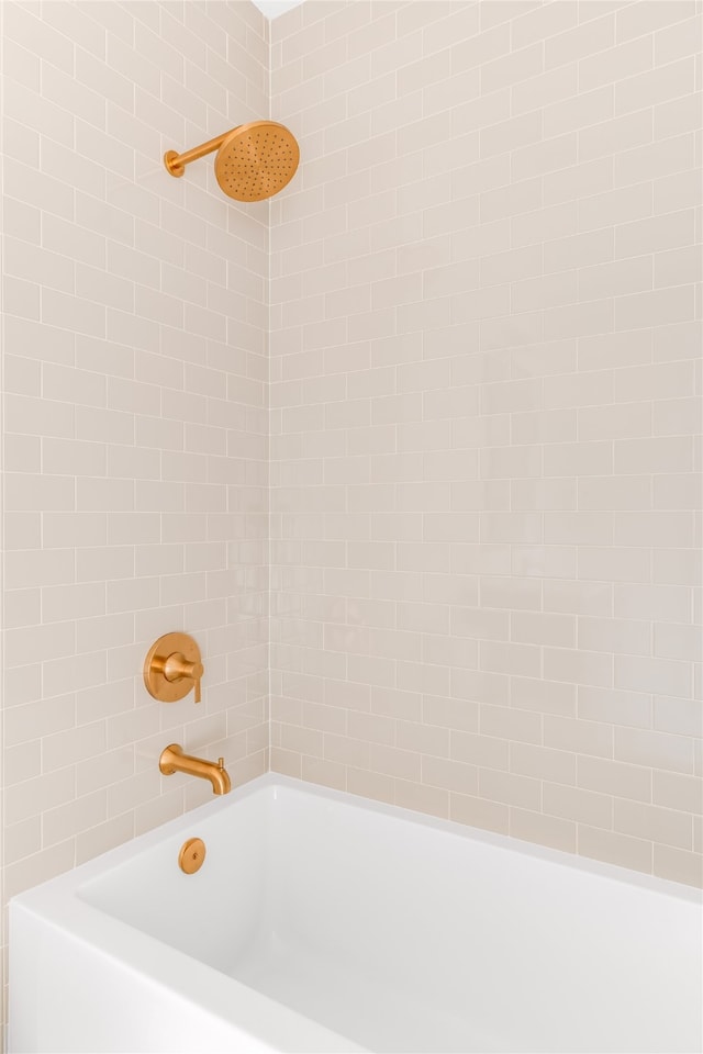 bathroom featuring tiled shower / bath