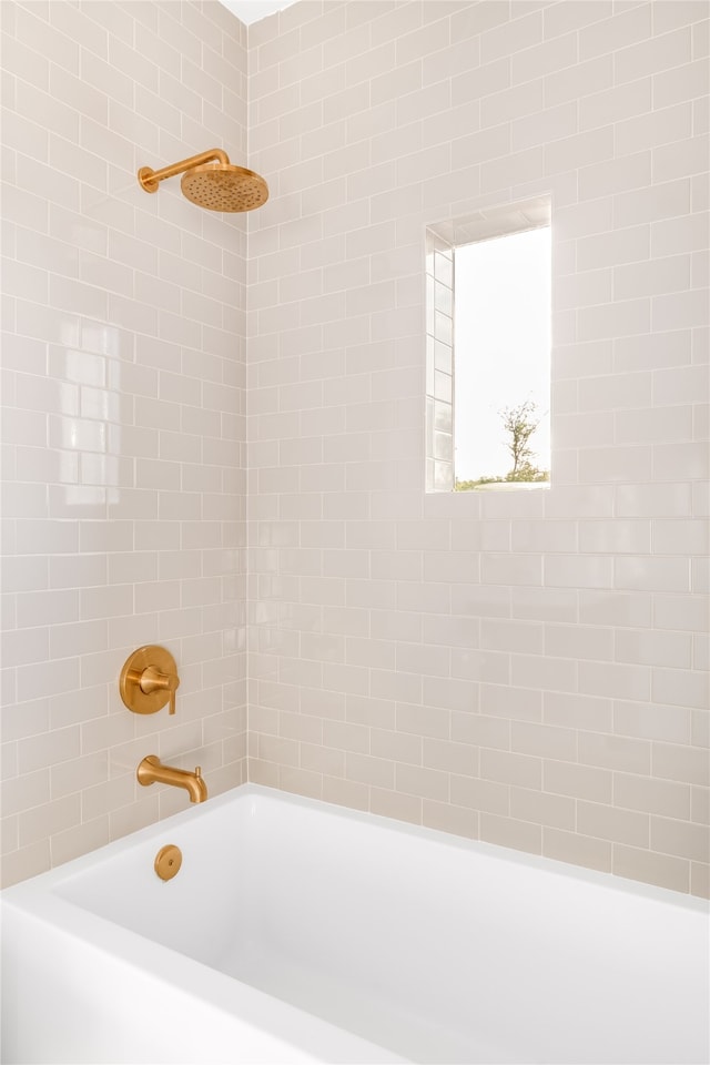 bathroom featuring tiled shower / bath